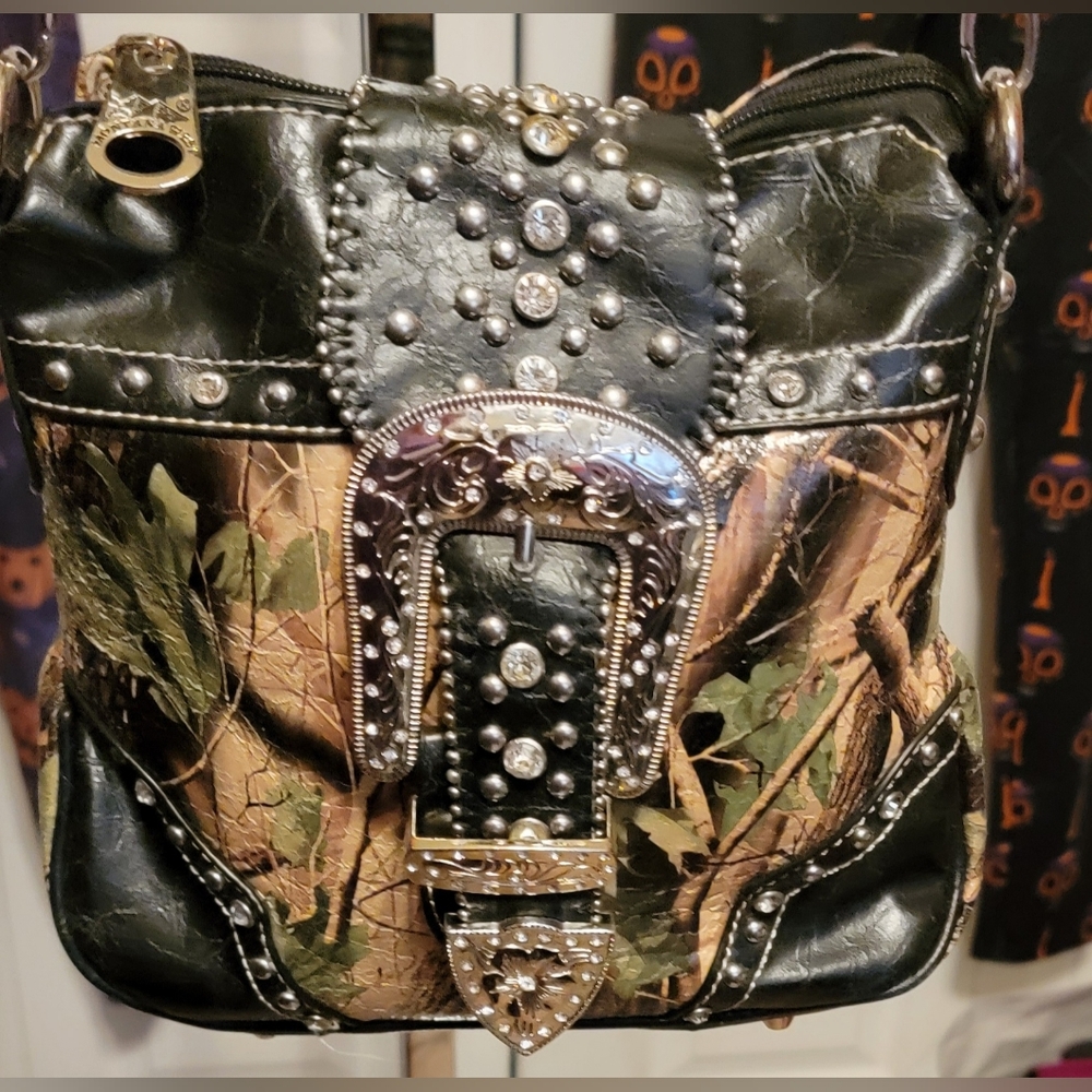 #563-Montana West- Camo Design Crossbody Bag with A Southwestern Flair Detail